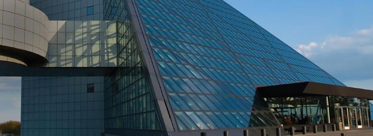 3M™ Sun Control Window Film Prestige Series reflects the clouds and gives an elegant look to the exterior of pyramid-shaped building.
